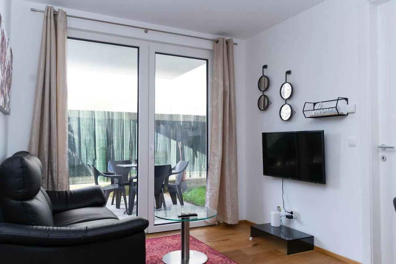 Modern Apartment With Tiny Garden Near City Center Vienna