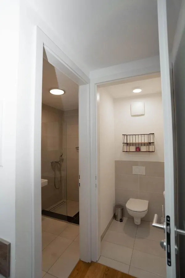 Modern Apartment With Tiny Garden Near City Center Vienna
