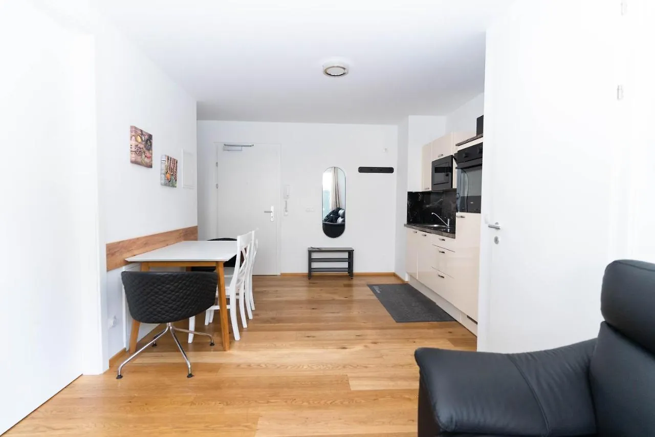 Modern Apartment With Tiny Garden Near City Center Wenen